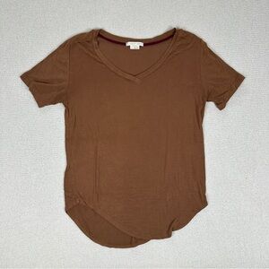 Marlow Women's Brown V-Neck Short Sleeve Top Curved Hem